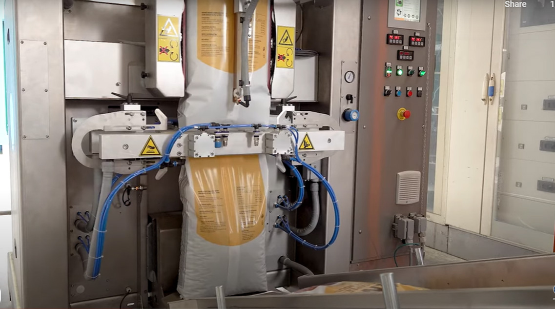 Vertical Packaging Machine (VFFS) for Anima Feed and Pet Food 